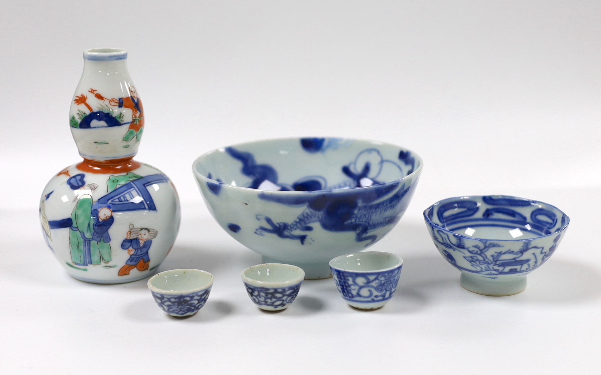 A selection of small Chinese ceramics, to include a blue and white dragon bowl, 6cm tall, a double gourd famille verte vase, Wanli marked but later, 12cm tall, and others (5)